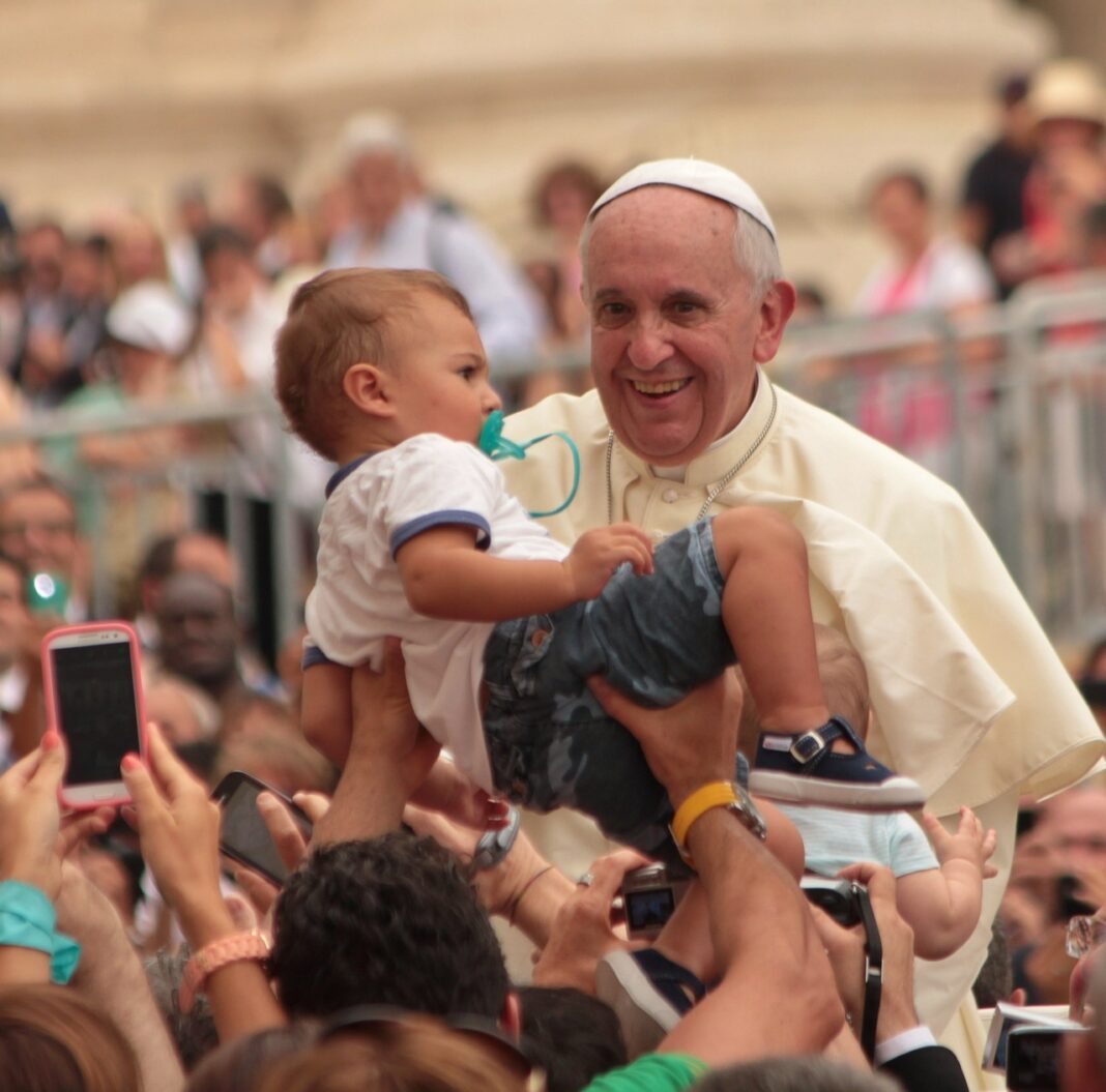 papa Francisc cu un copil in brate