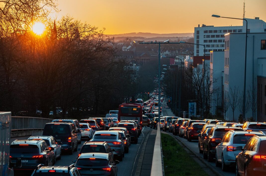 Coada de masini, un drum cu trafic intens