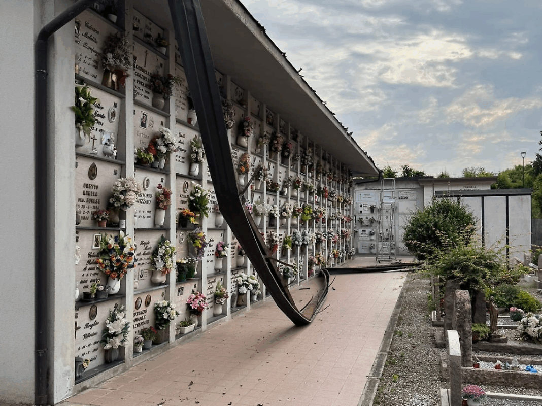 Doi români au furat jgheaburile de cupru dintr-un cimitir
